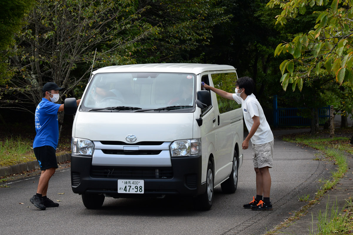 入口では全ての入場者が検温を受ける