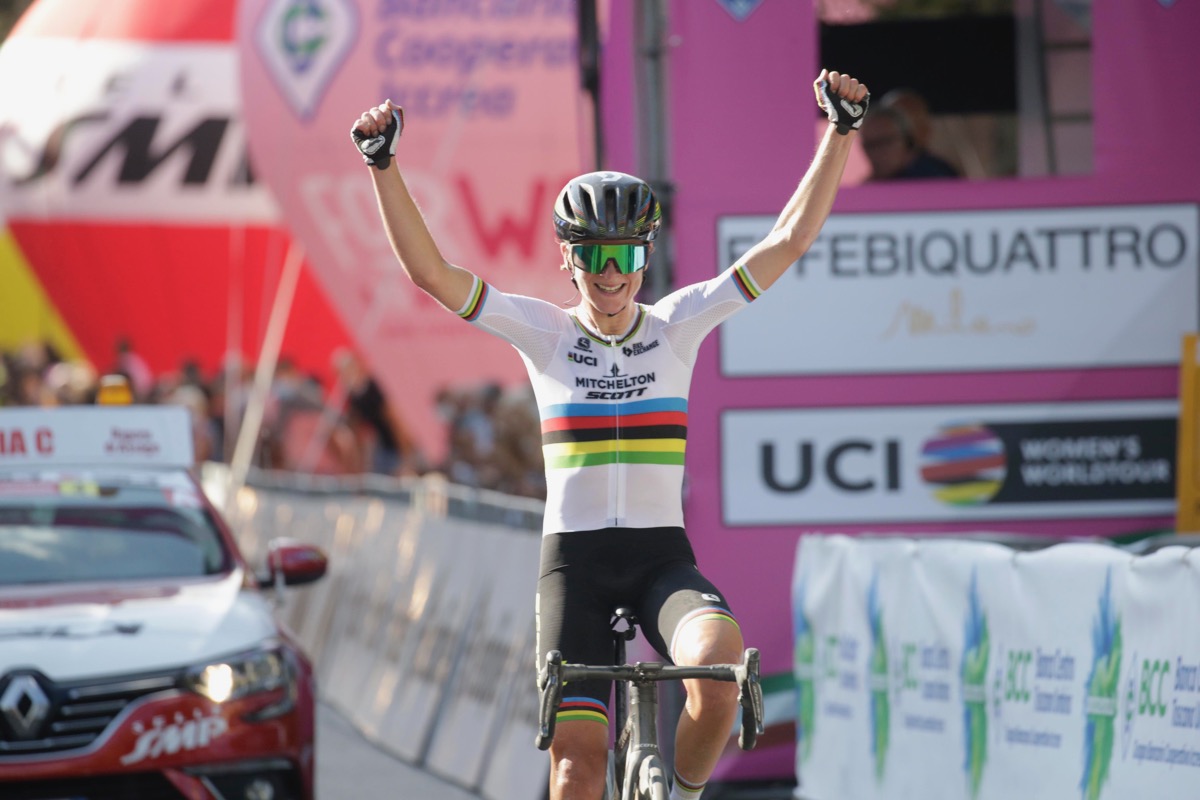 圧倒的な強さで独走勝利を飾ったアネミエク・ファンフルーテン(オランダ、ミッチェルトン・スコット)