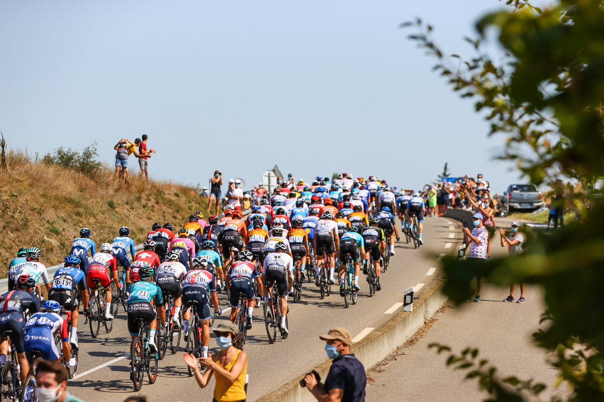 開始から2時間にわたって50km/h近いペースでレースは進行