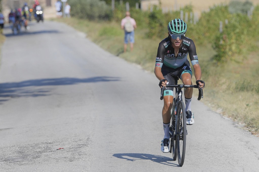 20km以上を残して独走に持ち込むマッテオ・ファッブロ(イタリア、ボーラ・ハンスグローエ)