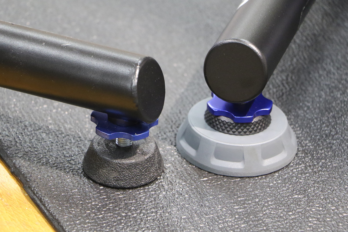 従来モデル（左）と新たに搭載されたAxis feet（右）。弾力のあるグレーのパーツが振動や騒音カットに寄与