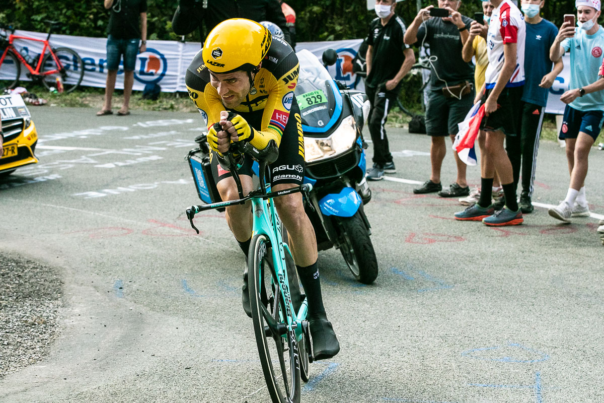 TTバイクのまま登ったトム・デュムラン（オランダ、ユンボ・ヴィスマ）は2位のタイム