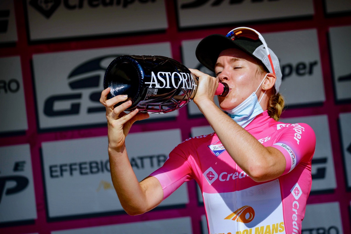 勝利の美酒を味わうアンナ・ファンデルブレヘン(オランダ、ブールス・ドルマンス)