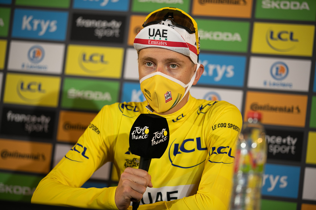 マイヨジョーヌで優勝者記者会見に臨むタデイ・ポガチャル(スロベニア、UAEチームエミレーツ)