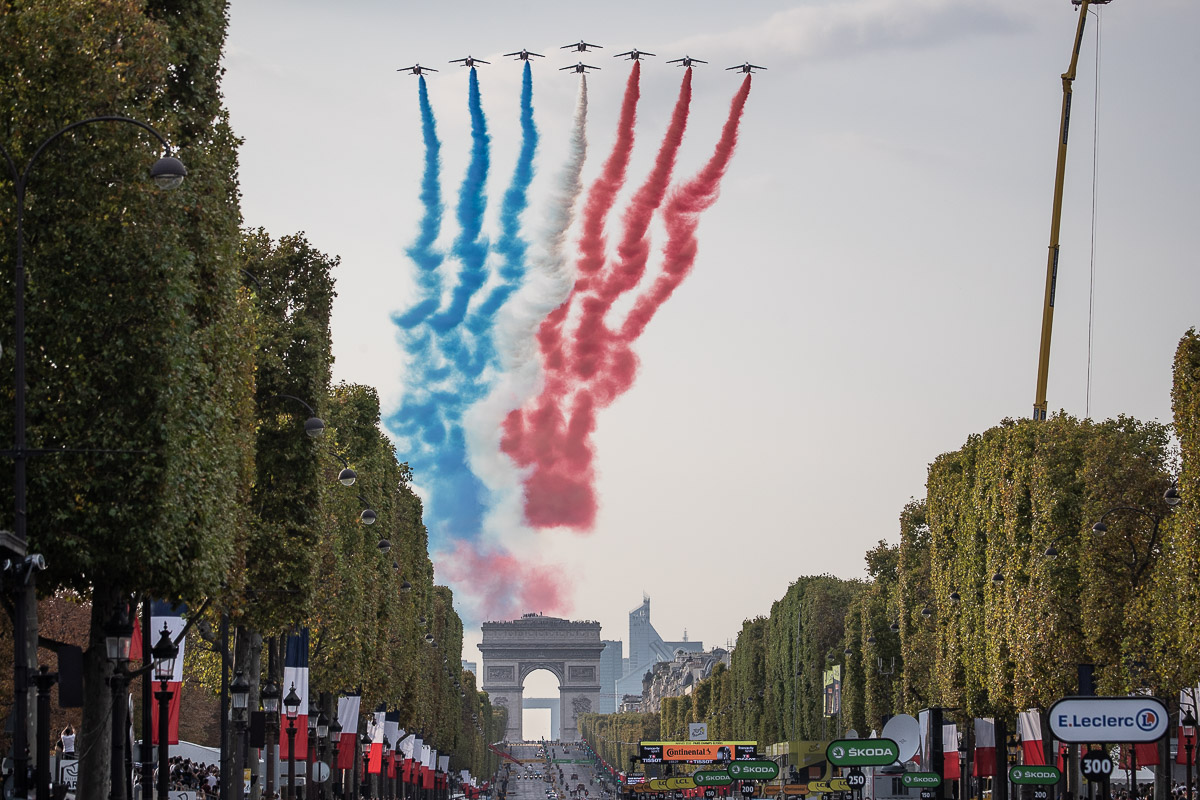 パトルイユ・ド・フランスがシャンゼリゼに凱旋したプロトンを祝福