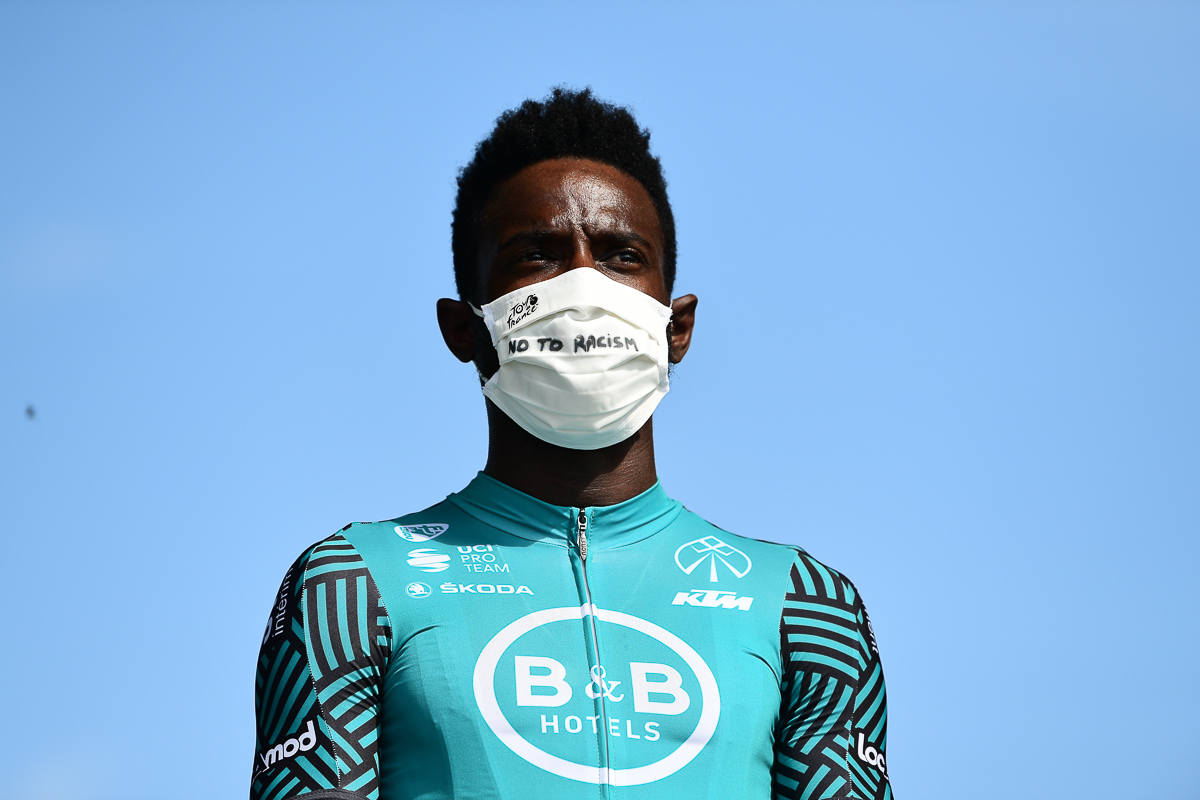 No to Racism（人種差別反対）のメッセージを書いたマスクを着用したケヴィン・レザ（フランス、B&Bホテルズ・ヴィタルコンセプト）
