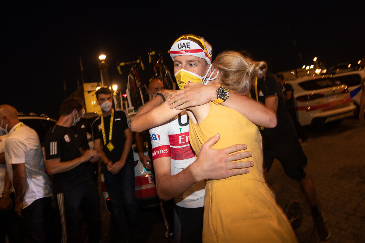 ガールフレンドのウルスカ・ジガードさんと抱き合うタデイ・ポガチャル(スロベニア、UAEチームエミレーツ)