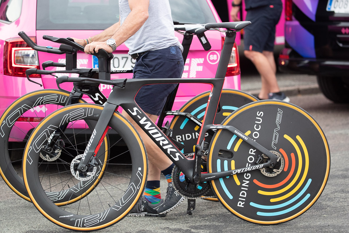 ナショナルチャンピオンカラーにペイントされたカスパー・アスグリーン(デンマーク)のSHIV TT Disc。ハンドルもワンオフだ