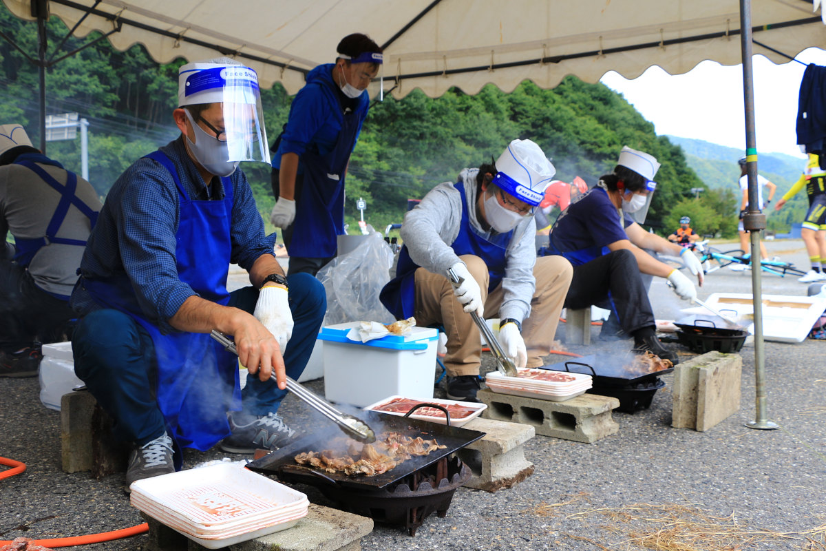 しっかりと焼かれるマトン　エイドステーション全体に良い香りが漂っていました