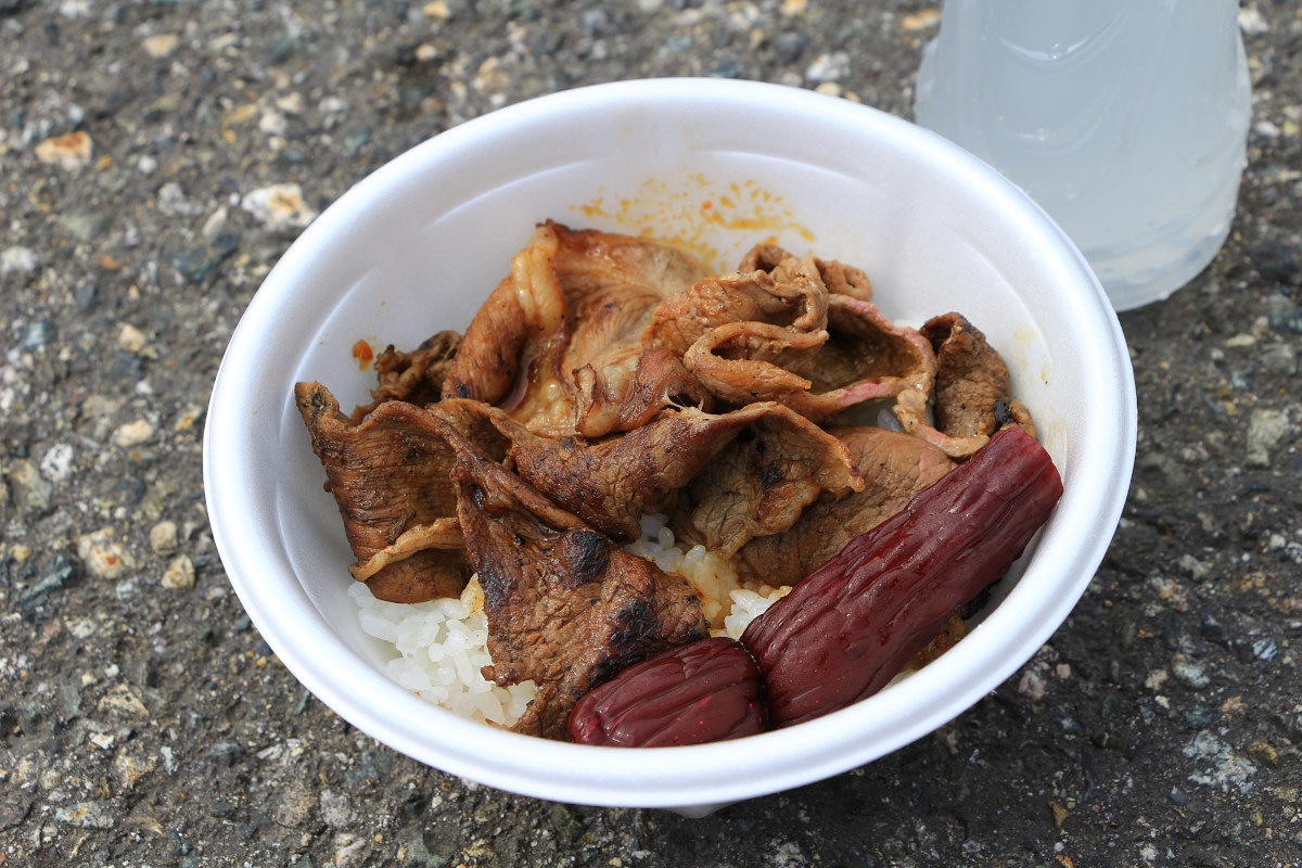 大会名物のマトン丼！！　すごいボリュームです