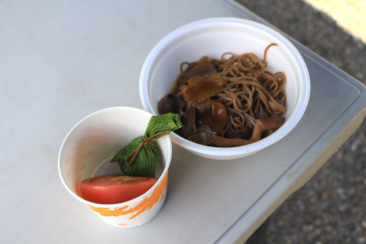 最後のエイドにて 会津産のトマトと笹だんご、きのこ蕎麦