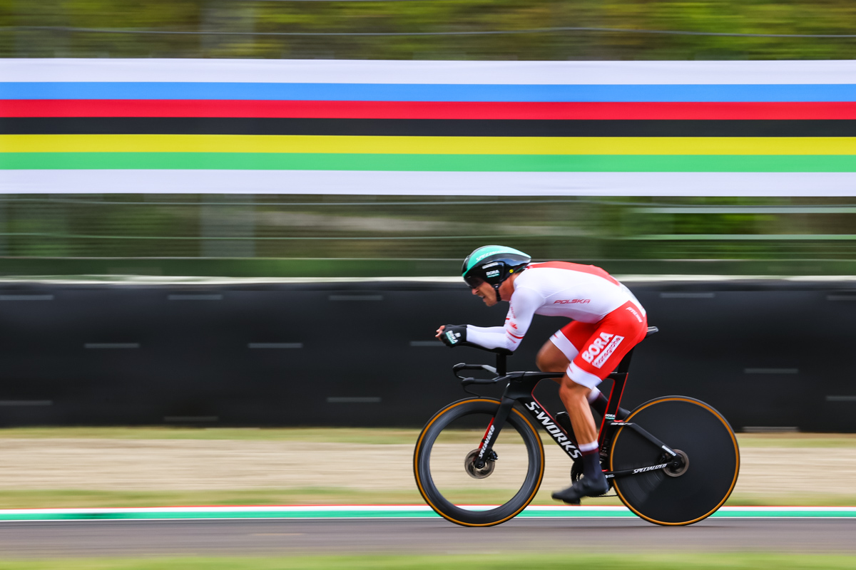 イモラサーキットを駆け抜ける28位のマチェイ・ボドナル（ポーランド）