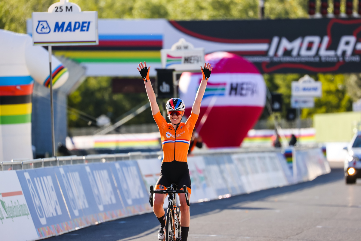 31.7kmの個人TT勝利に続いて41kmの独走勝利を果たしたアンナ・ファンデルブレッヘン（オランダ）