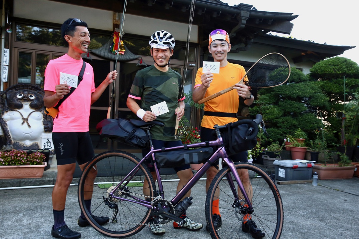 地元の旅館で遊漁券を購入。釣りへの第一ステップだ