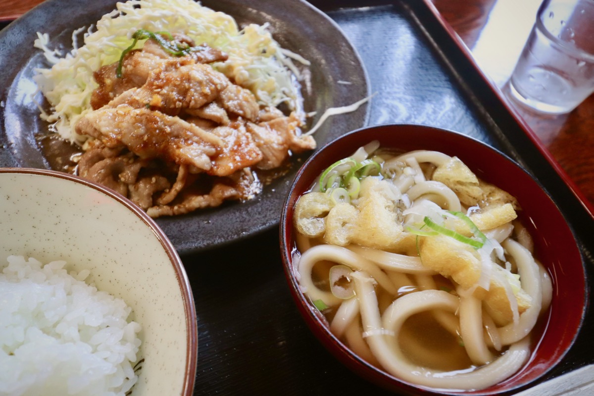 魚たちとの真剣勝負で疲れた身体に焼肉定食はベストチョイスだった