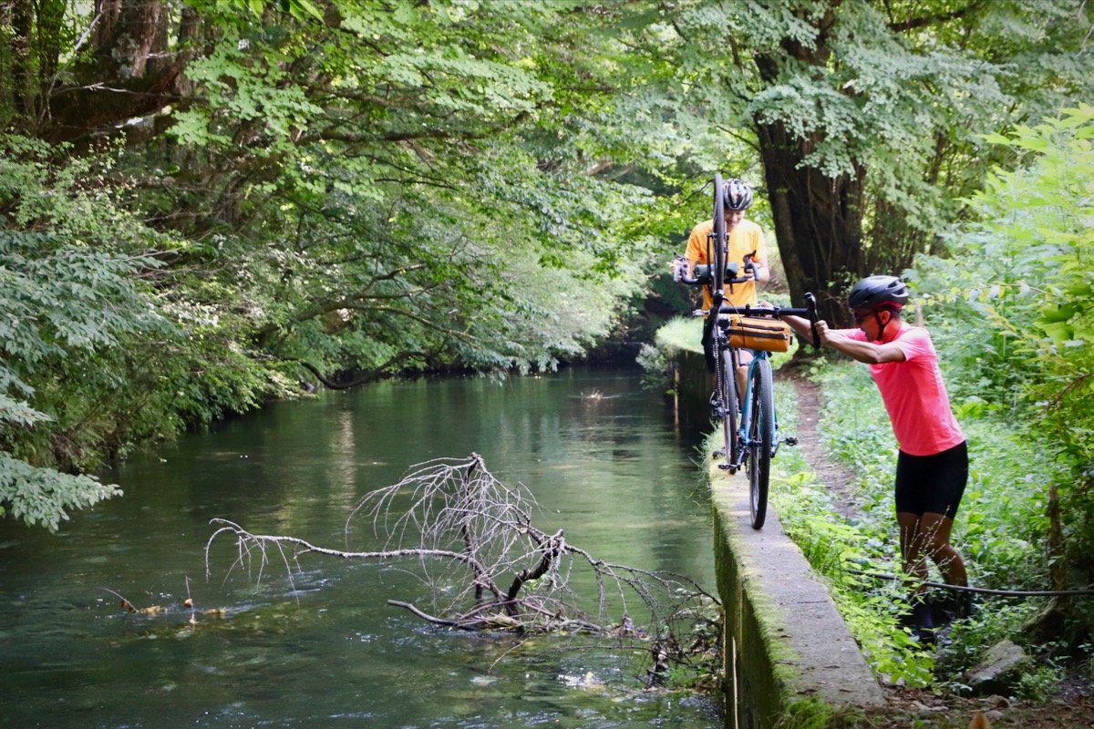 水量豊かな桂川。忍野エリアは釣り人にも、グラベルバイクにもフィットする場所だった