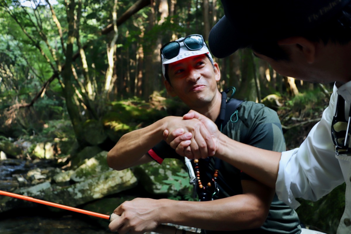 日も落ちかけた渓流に、山崎さんの満足げな表情が輝いた