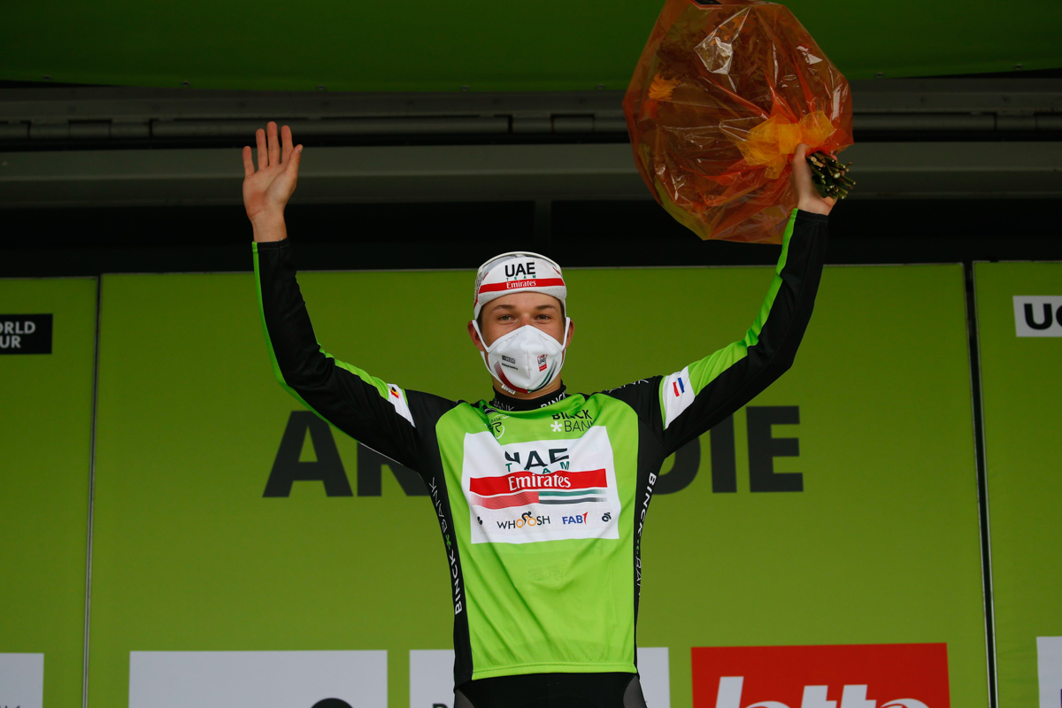 リーダージャージを手にしたジャスパー・フィリプセン(ベルギー、UAEチームエミレーツ)