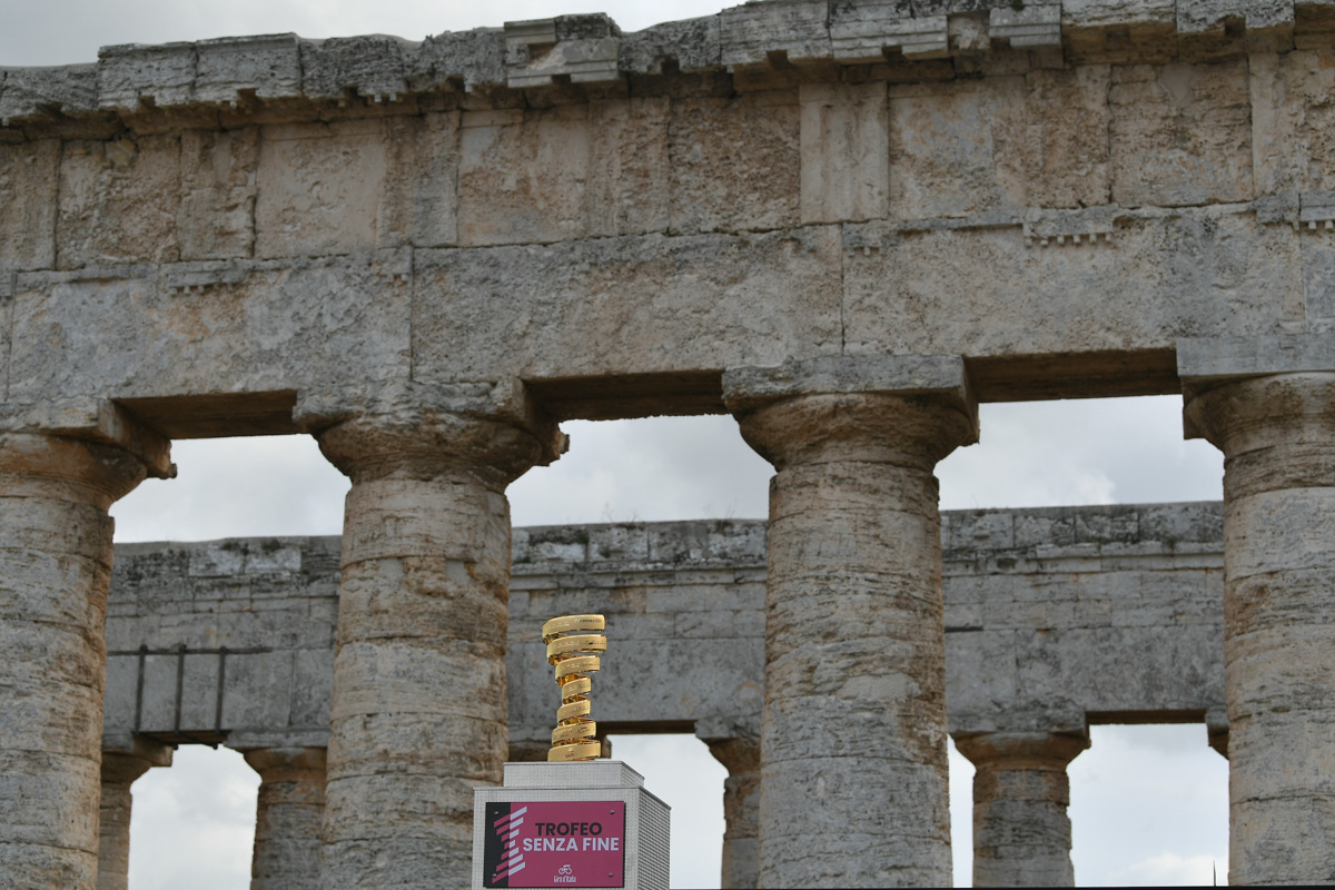 セジェスタのギリシャ神殿とトロフェオ・センツァ・フィーネ