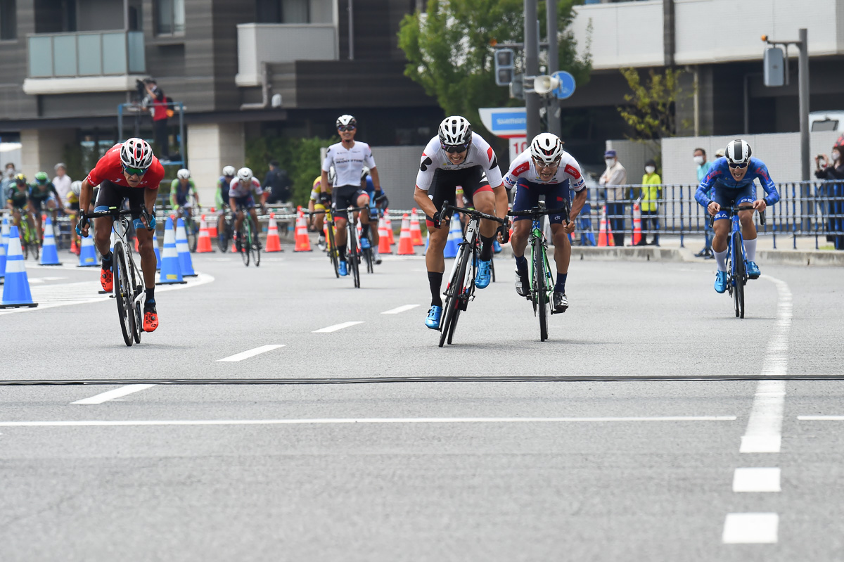 中央から伸びてくる沢田桂太郎（チームブリヂストンサイクリング）のスプリント