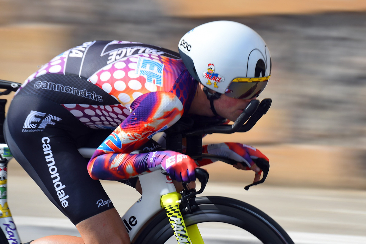注目の特別ジャージで走るジェームス・フェラン(オーストラリア、EFプロサイクリング)