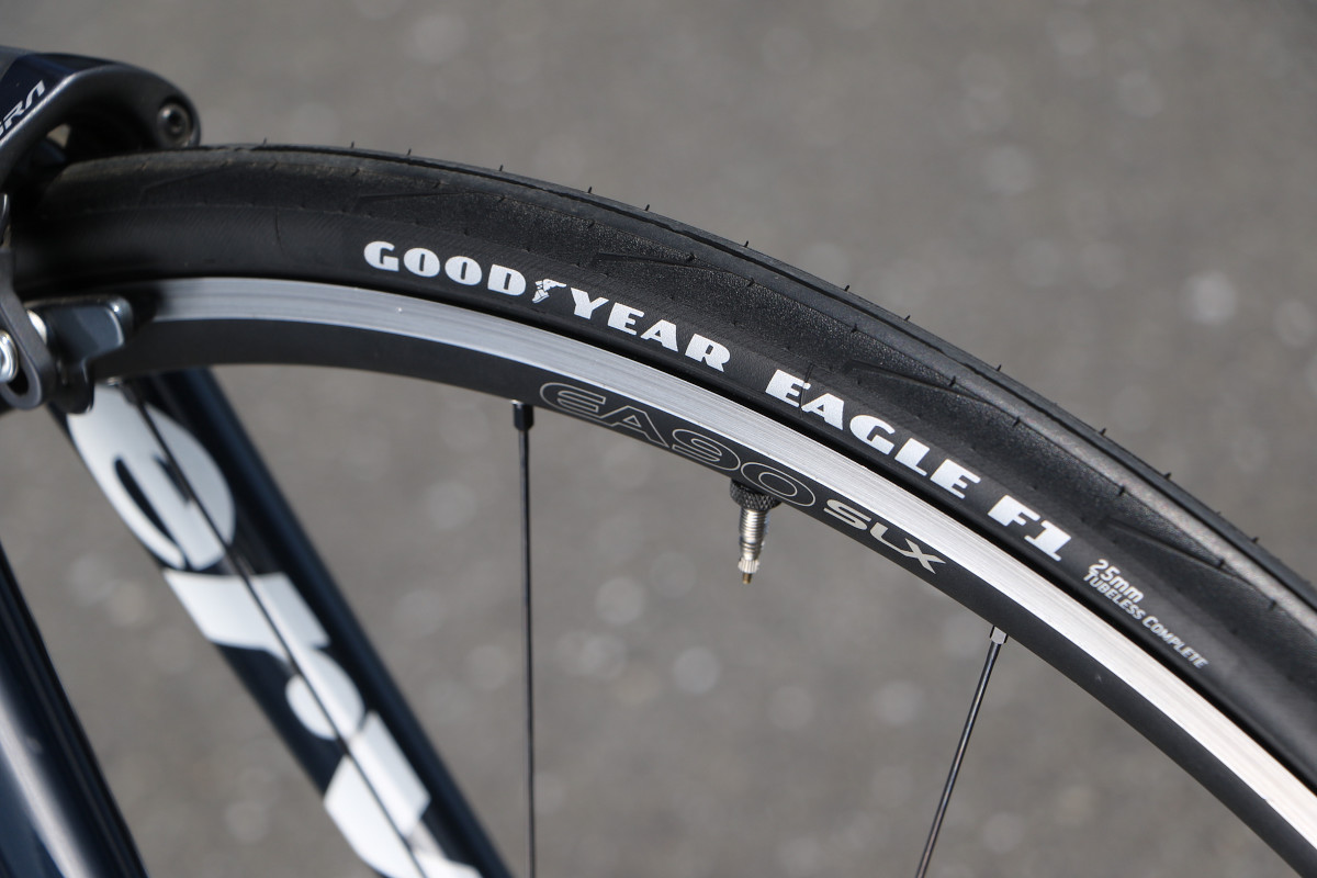 グッドイヤー EAGLE F1 Tubeless Complete