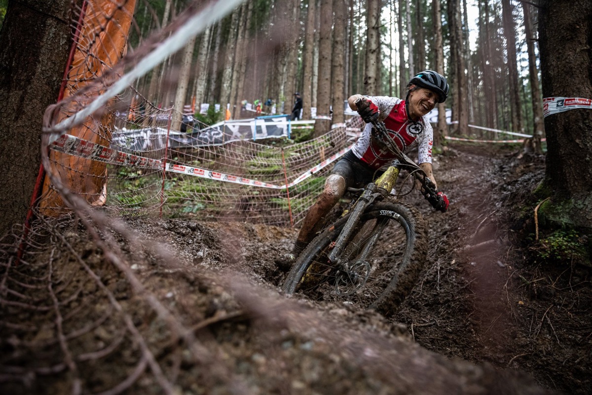 E-MTB女子　悪コンディションの下り区間