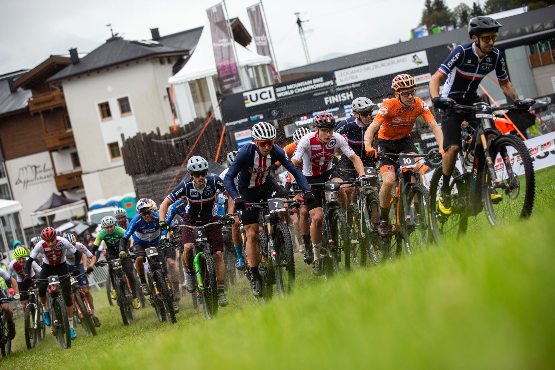 雨の中開催されたMTB世界選手権初日。E-MTB男子レースがスタート