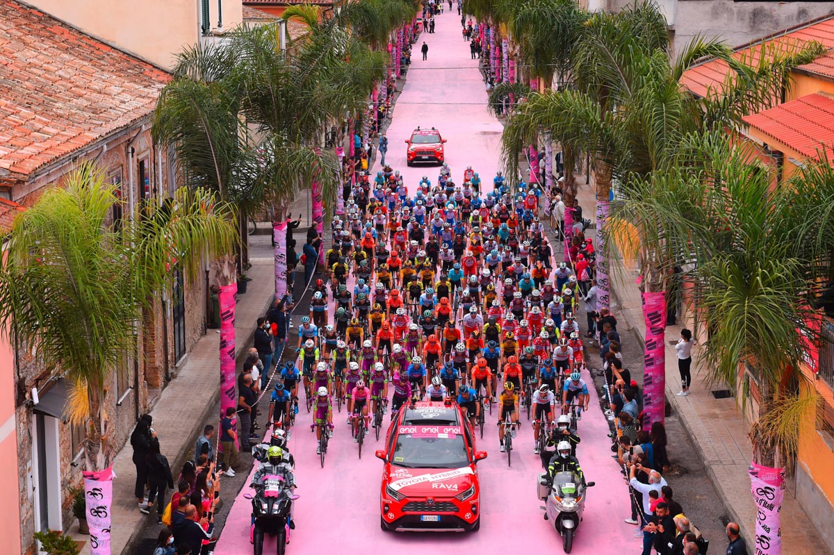 ピンク色に染まったミレートの街をスタートする171名の選手たち
