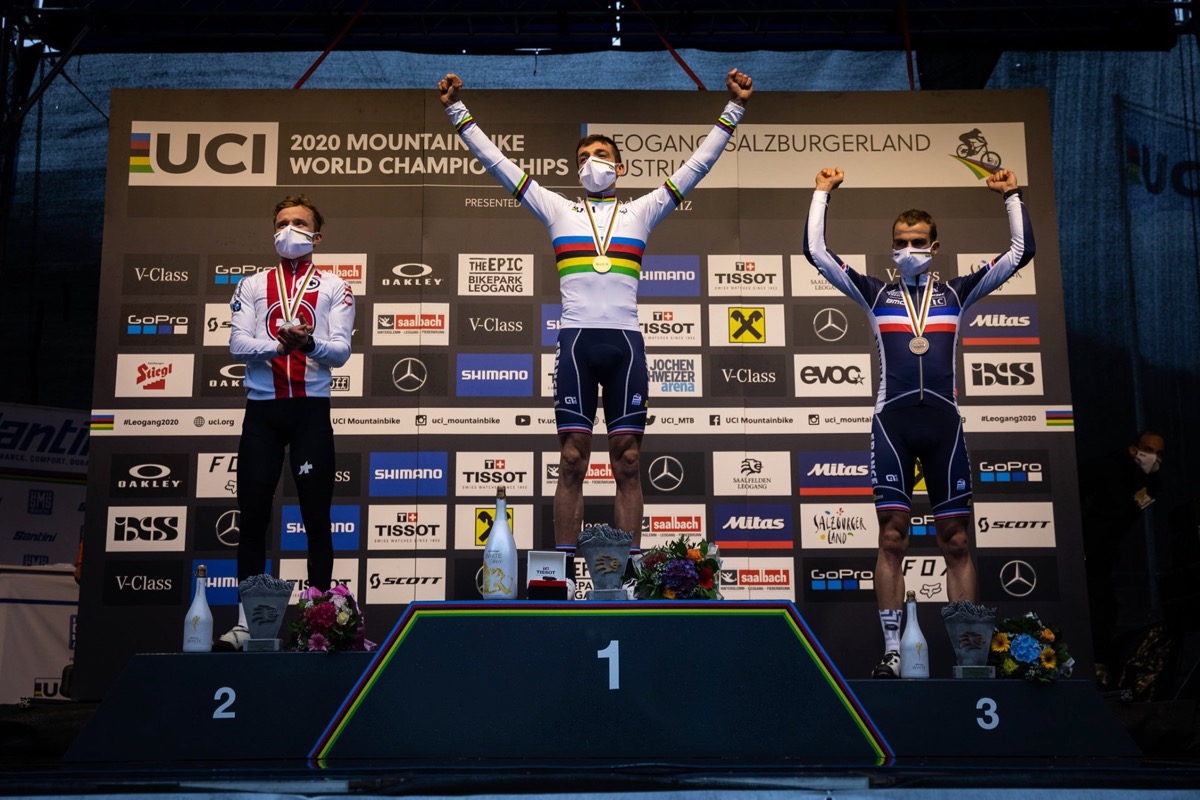 男子エリートXCO表彰台 2位フルッキガー、1位サルー、3位カロッド