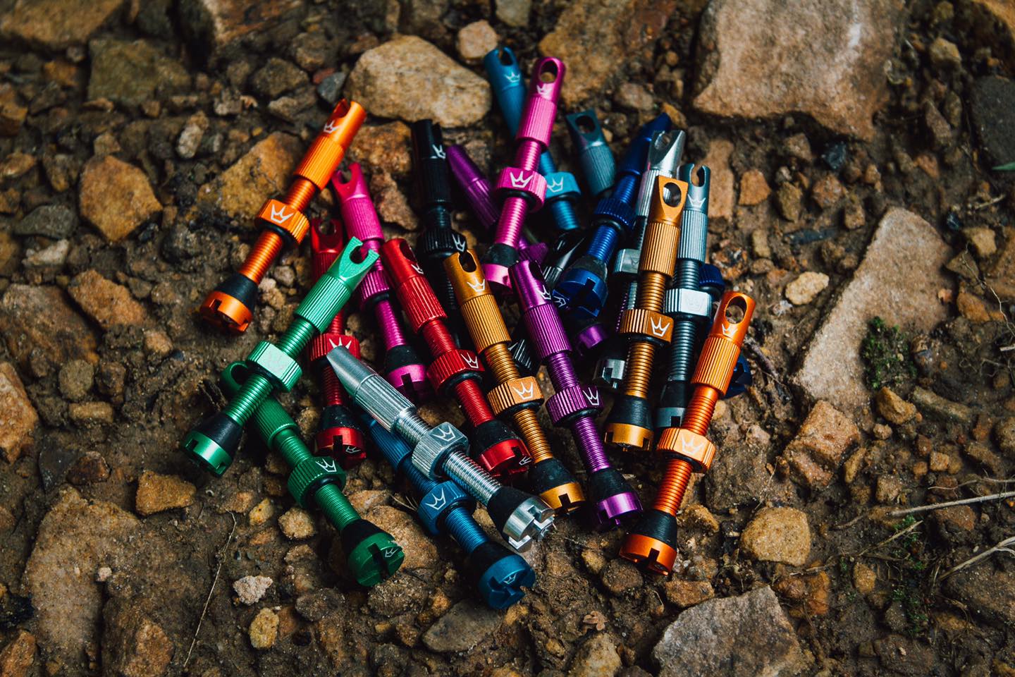 クリスキングのハブカラーを採用したPEATY'S チューブレスバルブ