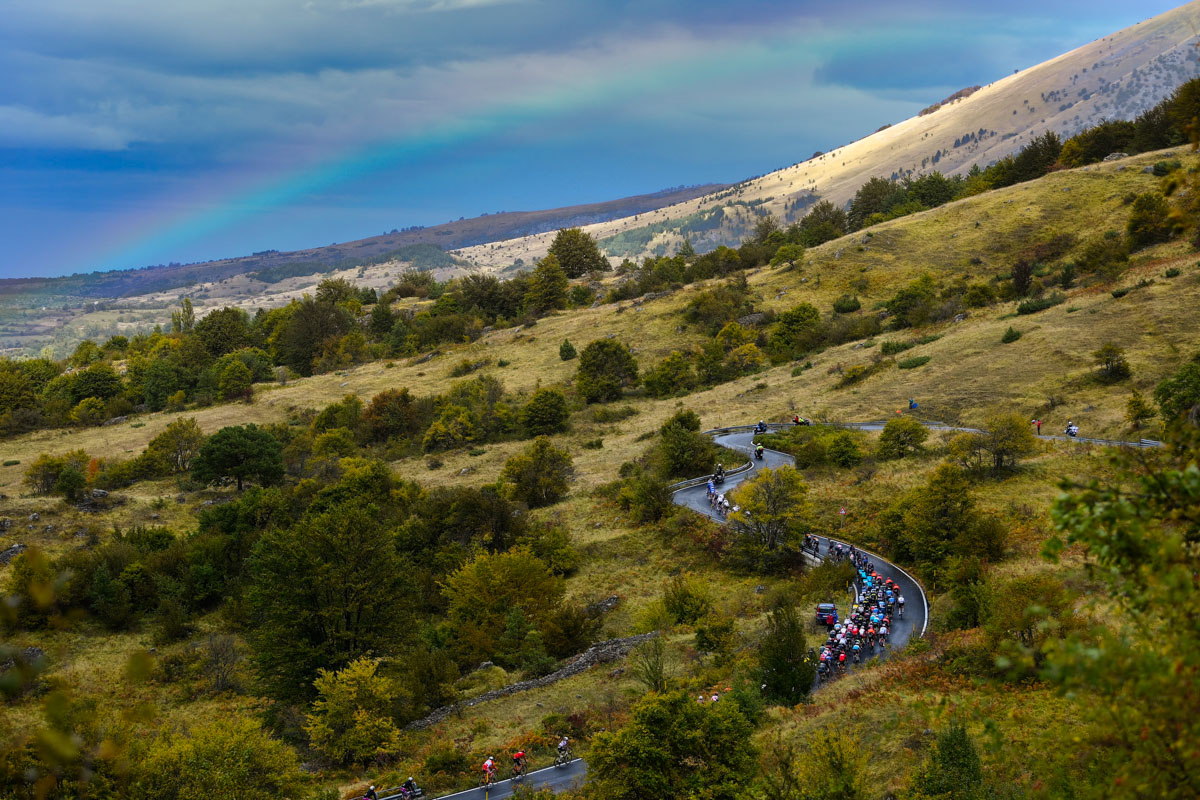 虹のかかる悪天候のアペニン山脈を走る