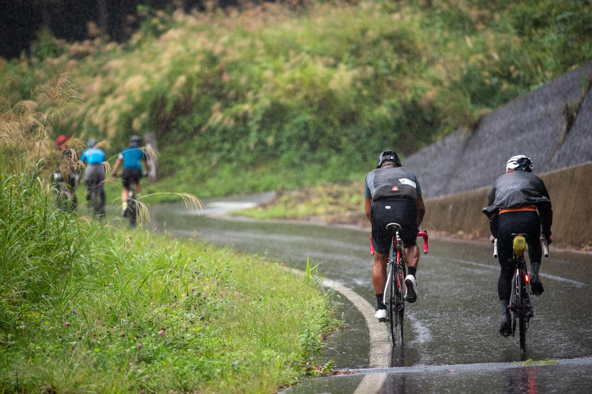 峠を越える手前で雨が降ってきてしまった