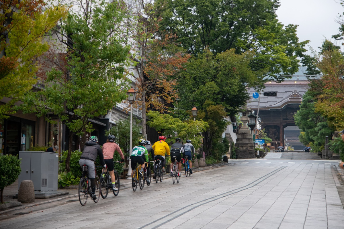 善光寺前の参道を走っていく