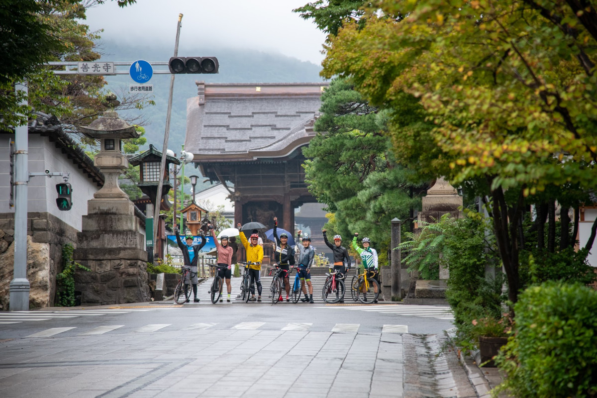 善光寺前で記念撮影