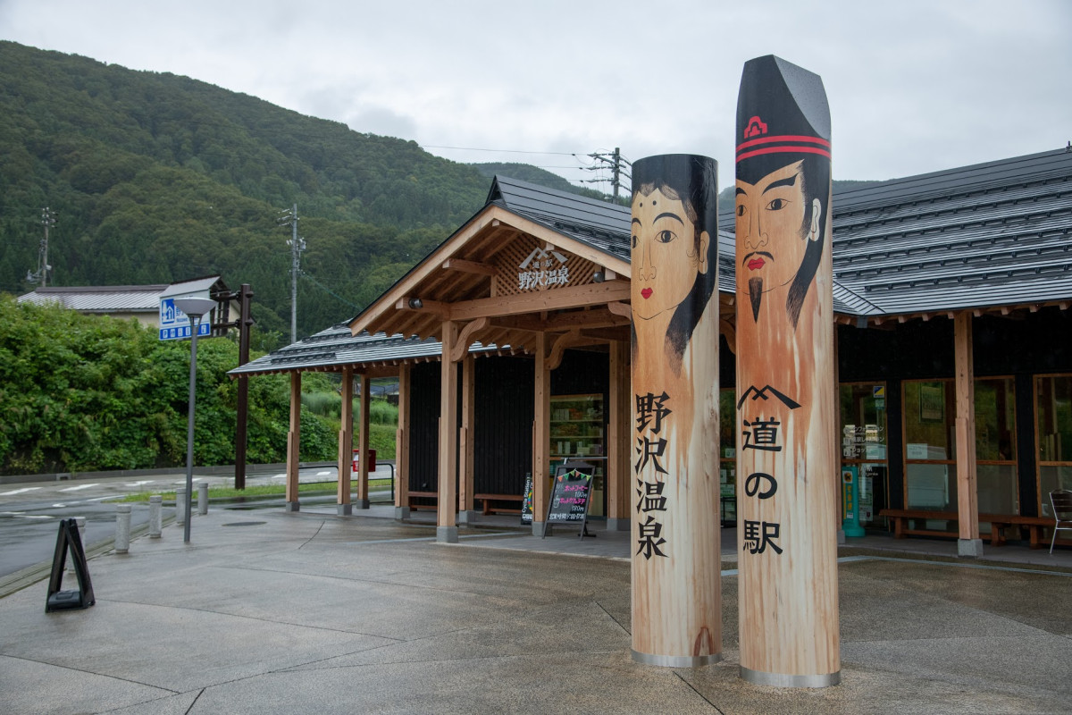 道の駅野沢温泉では道祖神がお出迎え