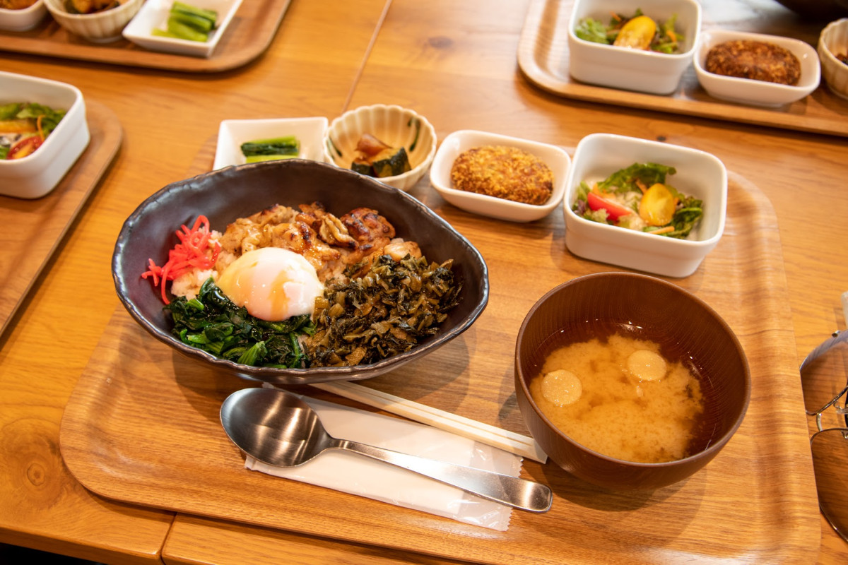 焼いた鳥と温泉卵、青菜に赤菜、そしてもちろん野沢菜も乗った「子宝丼」