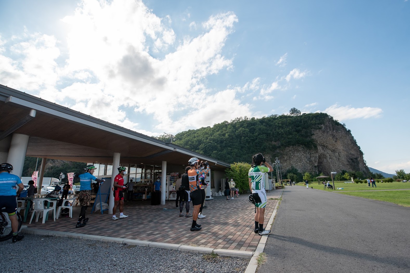 奥に見えるのが岩鼻　自然が作り出した奇岩です