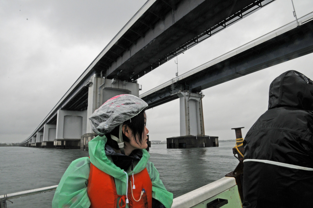 漁船タクシーでは琵琶湖大橋をくぐる航路もある。最高地点で湖面から26.3mあるので迫力も満点
