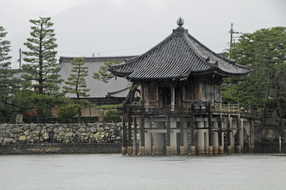 歌川広重の「近江八景」のひとつ「堅田の落雁」に描かれ、松尾芭蕉をはじめ多くの俳人にも愛される浮御堂も湖から眺められる