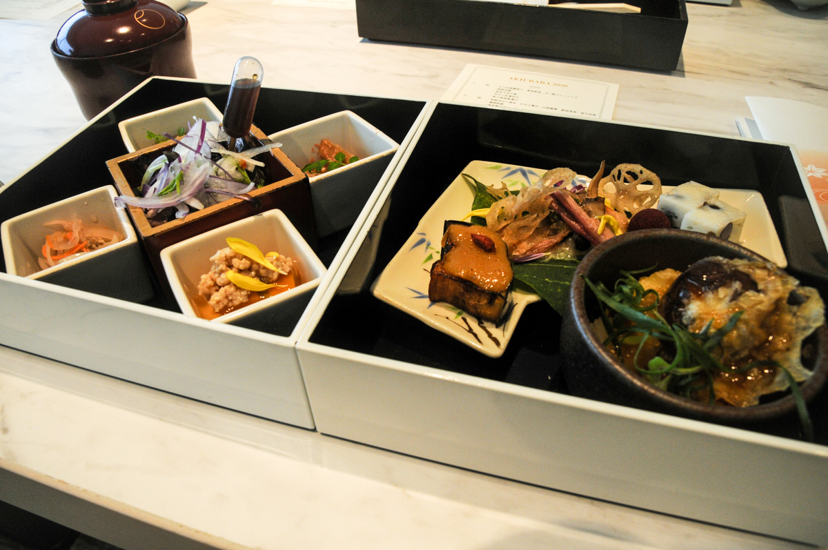 秋限定ランチボックスを楽しむ。館内のレストランの料金が10%オフになるクーポンが利用できる