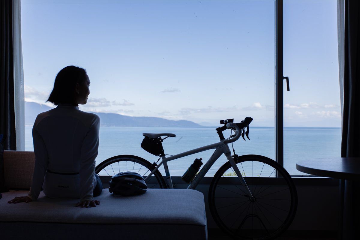 琵琶湖の雄大な景色が楽しめるレイクビューのデラックスルーム。客室内に愛車を持ち込めるのもこのホテルの特徴だ