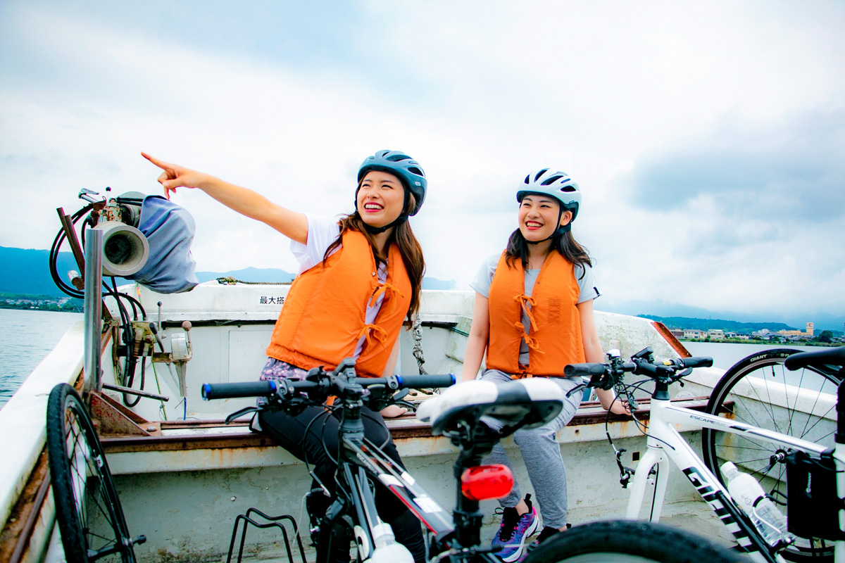 自転車と一緒に漁船に乗り込み対岸までの船旅を楽しむ。安全のため。ライフジャケットを着用する