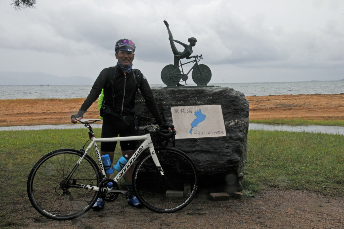 琵琶湖マリオットホテルの近くにはビワイチを楽しむサイクリストの撮影スポットとしておなじみの「琵琶湖サイクリングの聖地像」がある