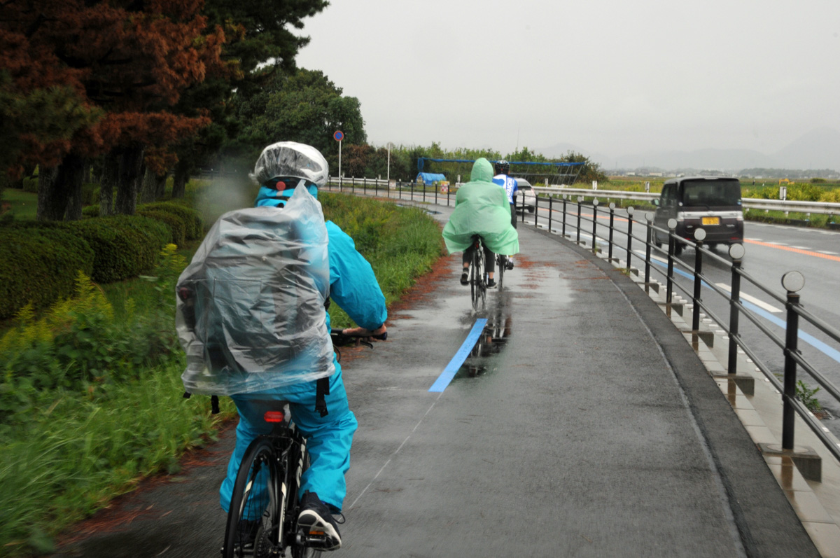 琵琶湖の湖岸道路。車道には青い矢羽根とサインマークで自転車の走行場所が記されているが、歩道にも自転車通行帯があり、のんびりサイクリングを楽しみたい人も安心して走れる