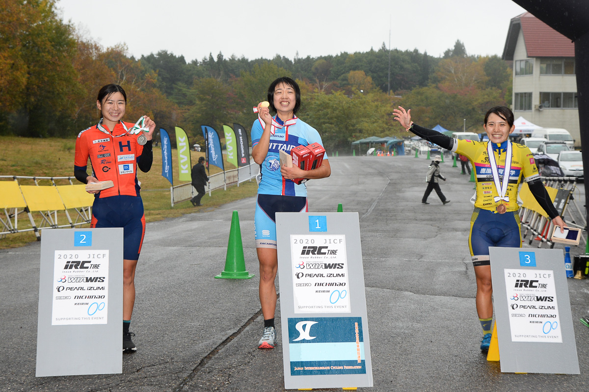 女子 学連登記選手表彰 左から、2位太郎田水桜（法政大学）、1位川口うらら（日本体育大学）、3位成海綾香（鹿屋体育大学）