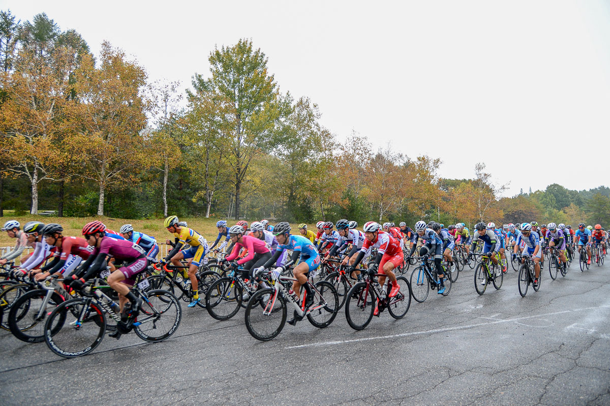 冷たい雨が降り続く中でのレースとなった全日本大学自転車競技大会ロードレース