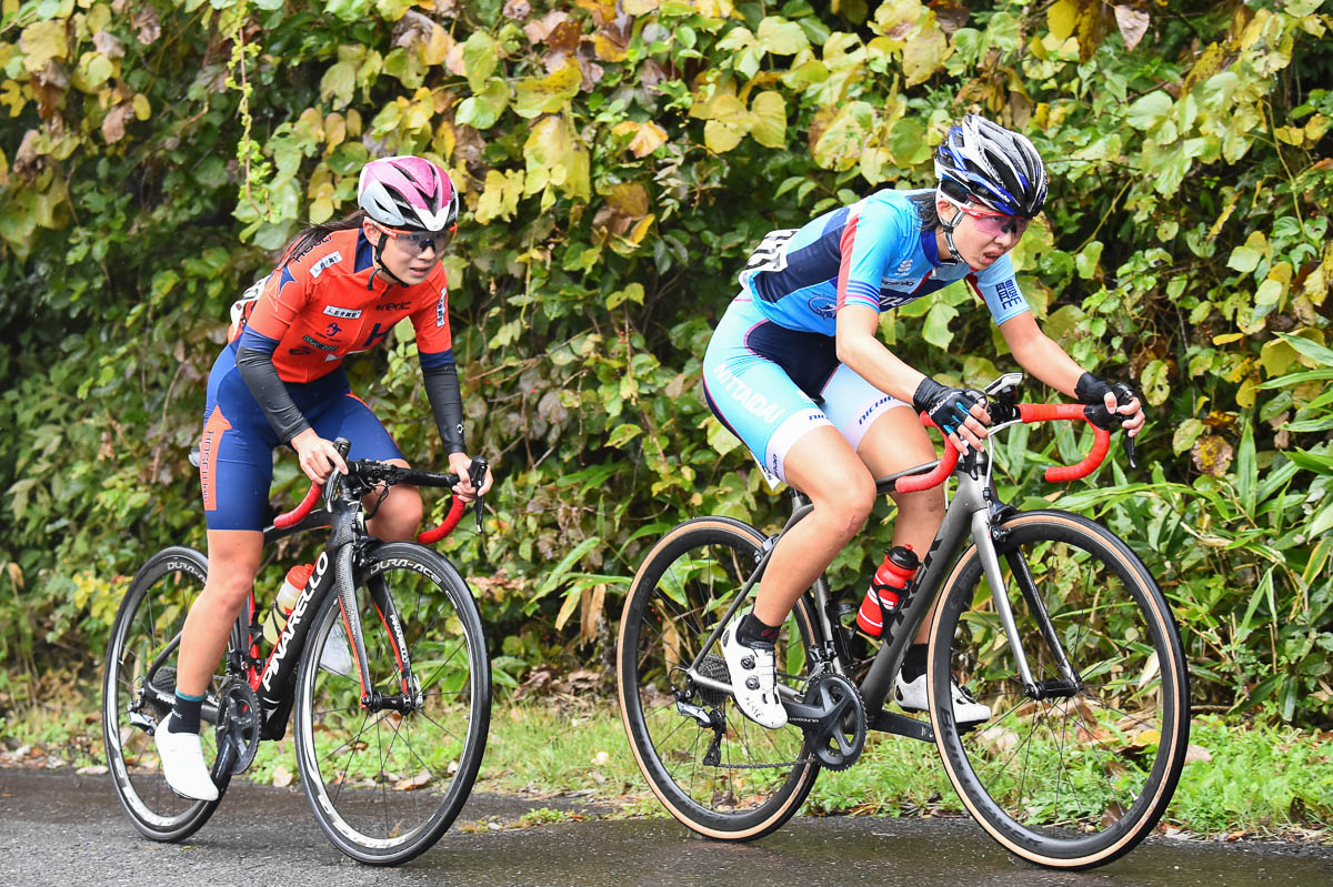 女子　2位グループの川口うらら（日本体育大学）と太郎田水桜（法政大学）