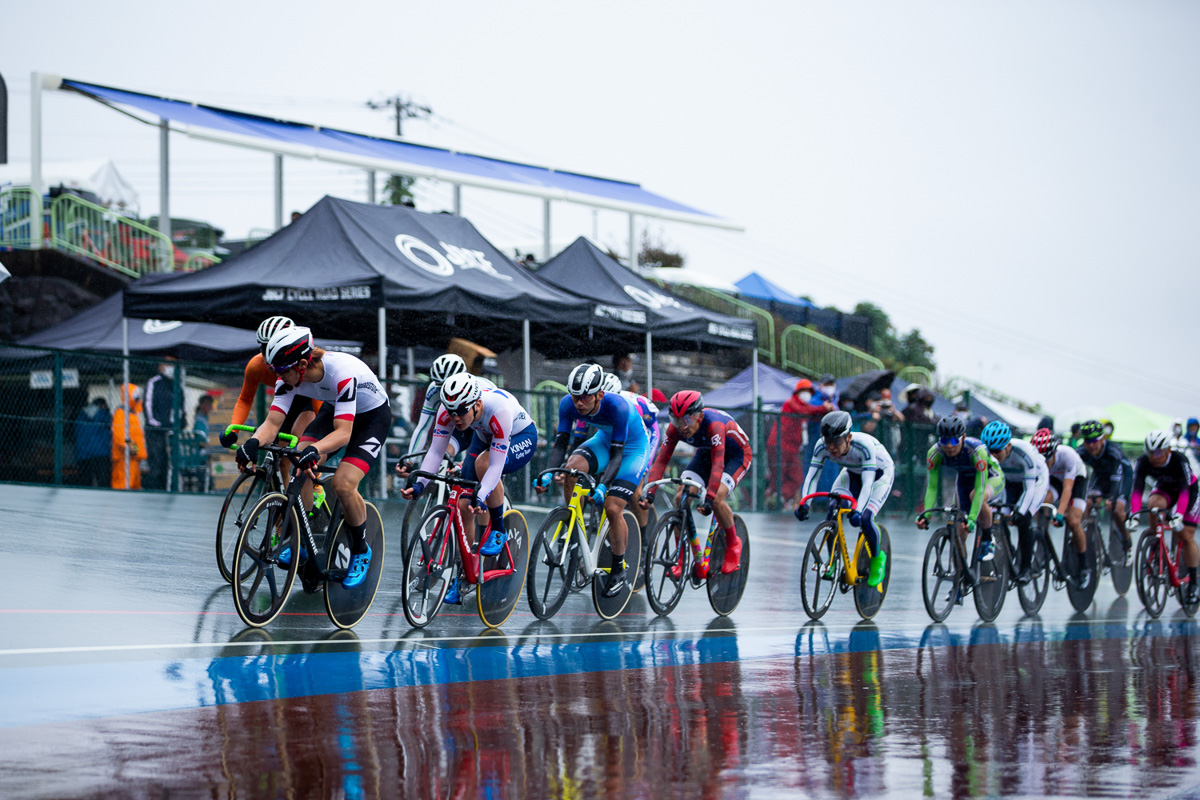 初日は冷たい雨の中のレースとなった