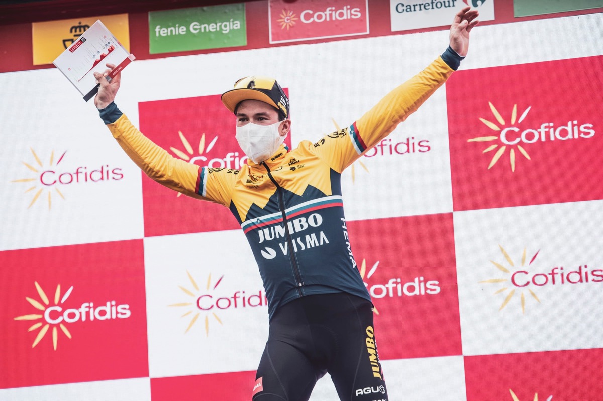 ステージ表彰を受けるプリモシュ・ログリッチ(スロベニア、ユンボ・ヴィスマ)